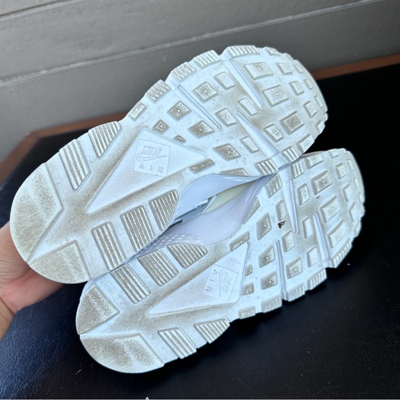 Nike Air Huarache Women’s Athletic Sneakers White / Pure Platinum Size 7 - Picture 6 of 7